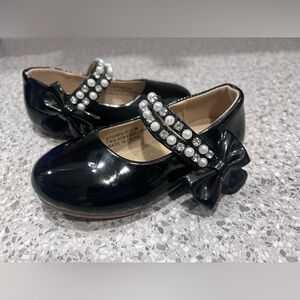 Girls Black Patent Pearl Strap Dress Shoes